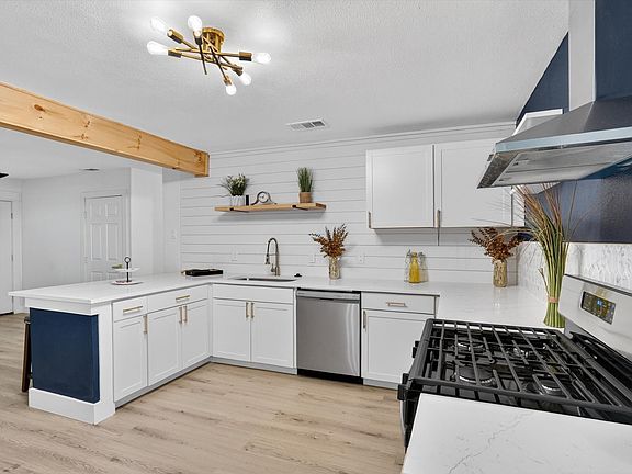 5th image of 920 Tierra Dr