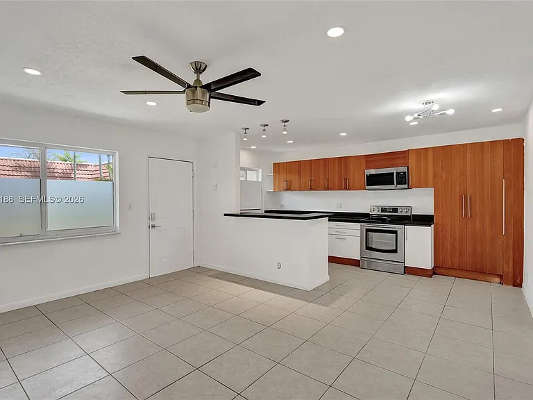 3050 NE 5th Ter #13 — Photo 7