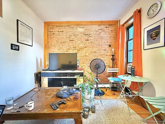 4th image of 1406 Putnam Ave APT 2L
