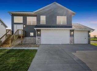 806 Windam Dr, Solon, IA 52333