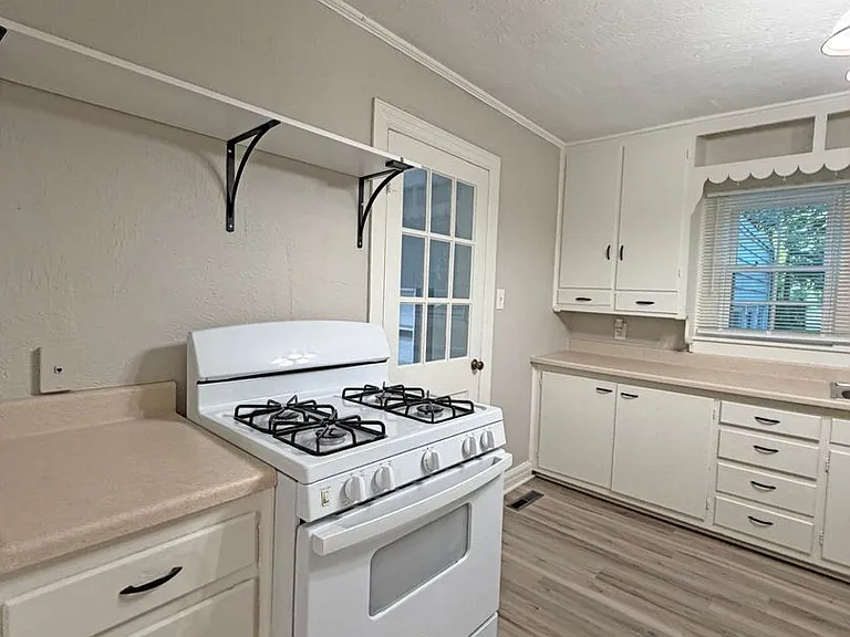 920 N Pickwick Ave — Photo 5