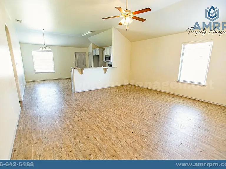 1220 Kingston St — Photo 4