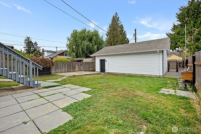 2nd image of 1426 Lombard Avenue
