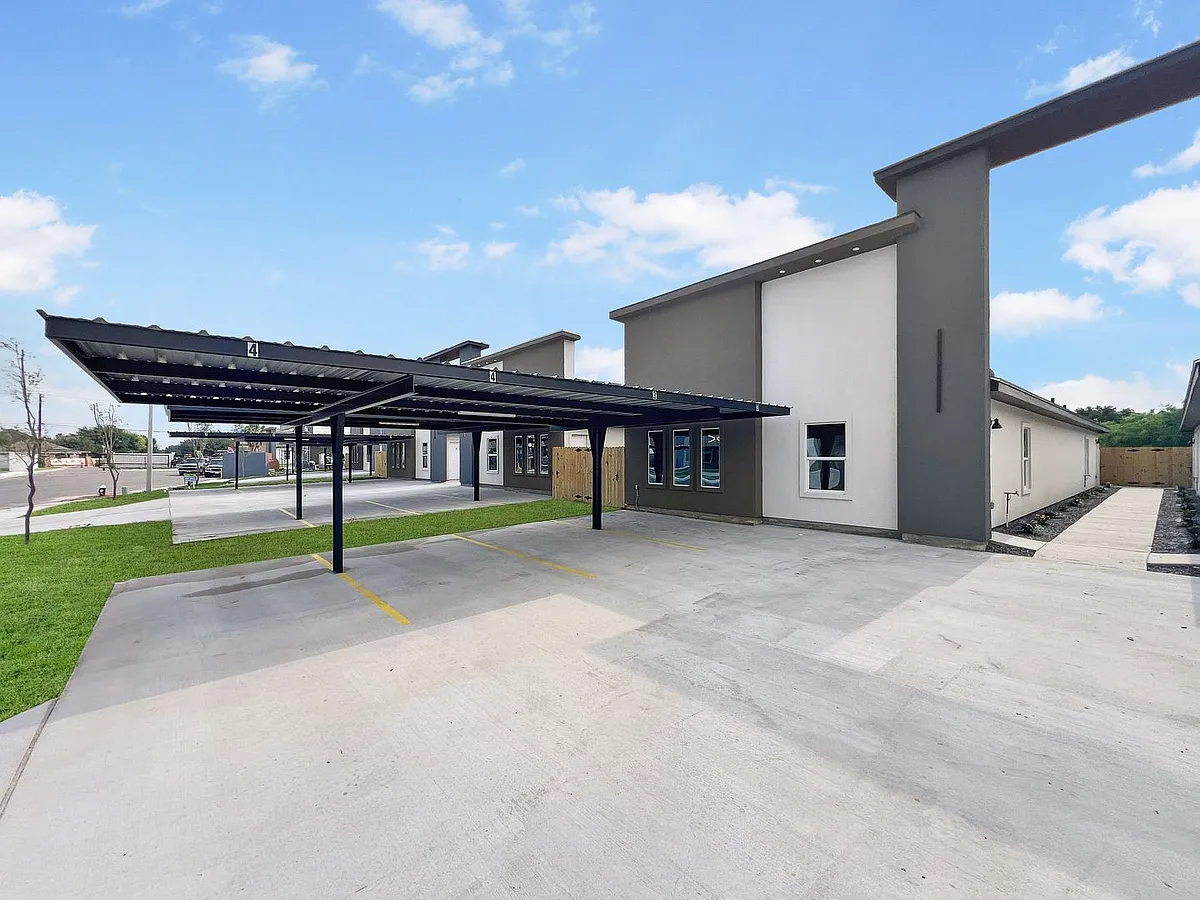 Building Photo - 2812 Links Dr