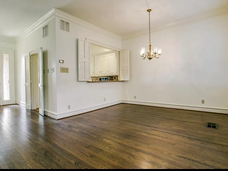 4110 Lovers Ln — Photo 3