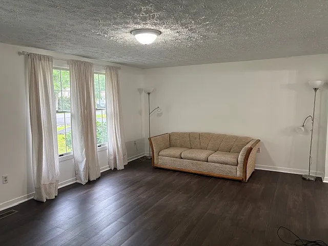 124 Boston Dr — Photo 11