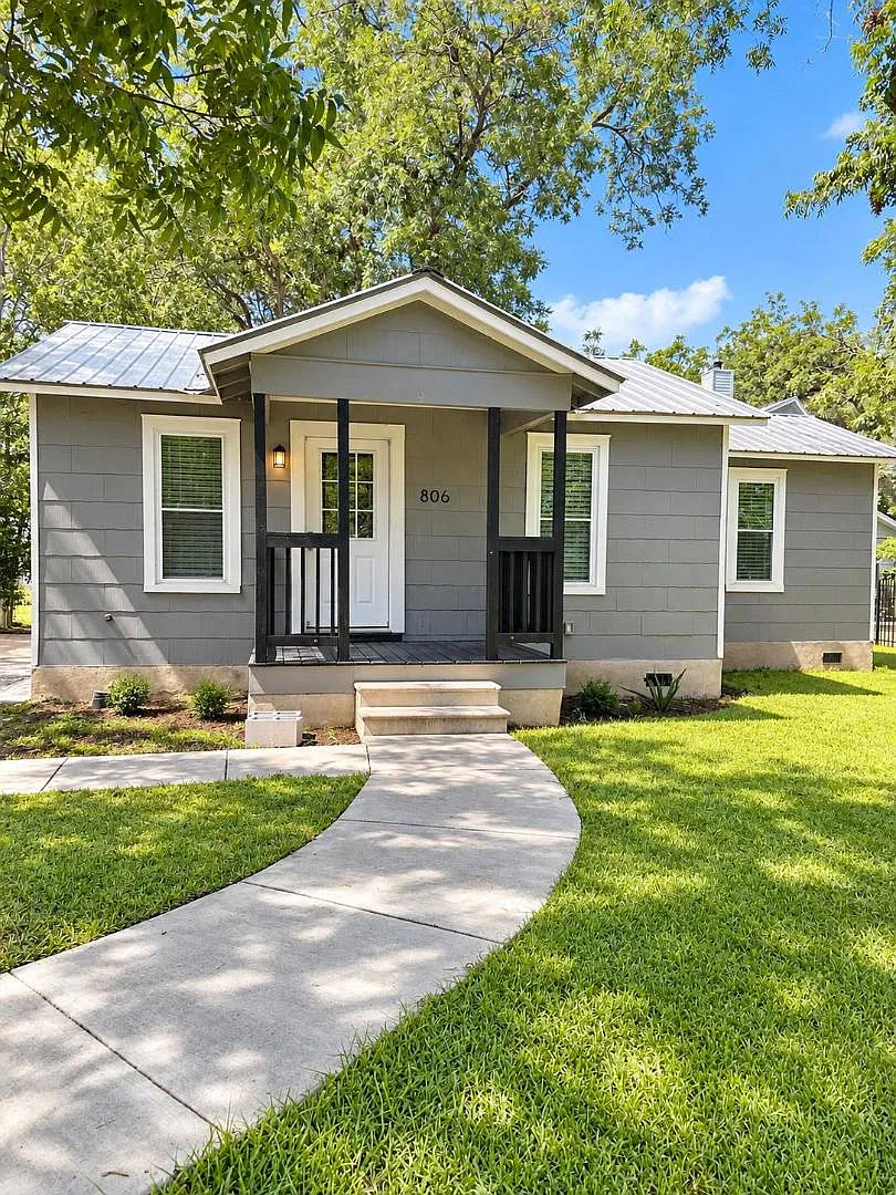 806 Austin St — Photo 1