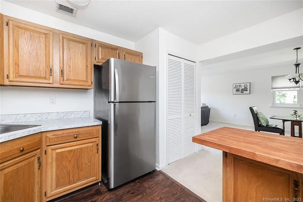 1104 Twin Circle Dr — Photo 2