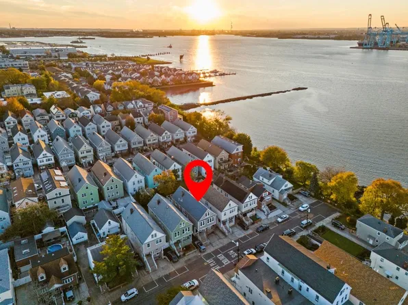 170 West 10th Street image 3 of 19