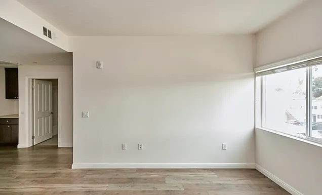 1167 S Hoover St #101 — Photo 13