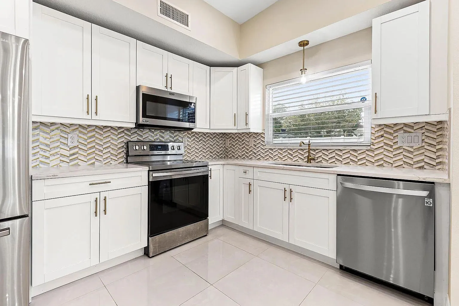 3 bed, 2.0 bath, 1374 sqft, $3,000 — Photo 2