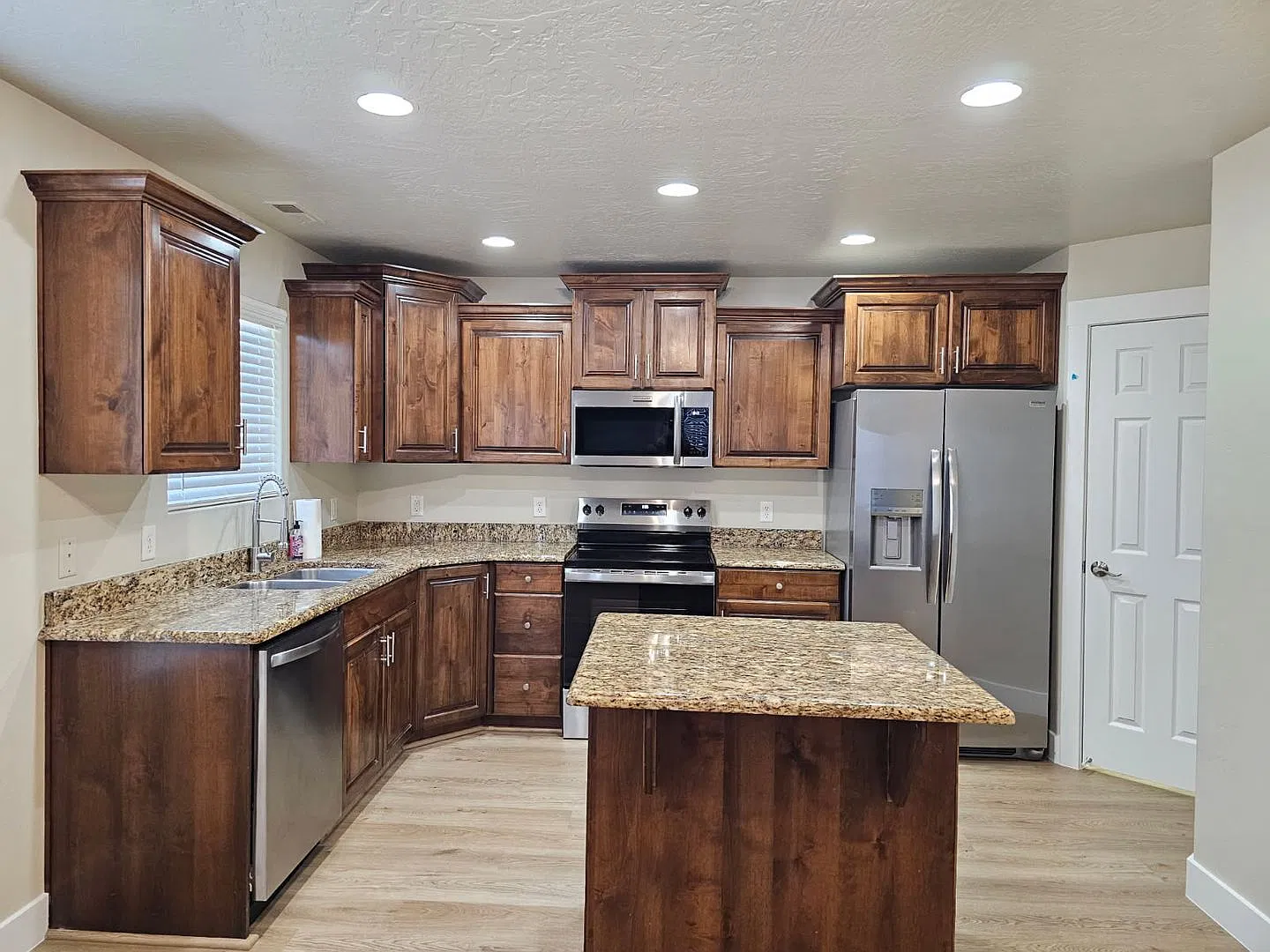 Beautiful 4 Bedroom Home — Photo 2