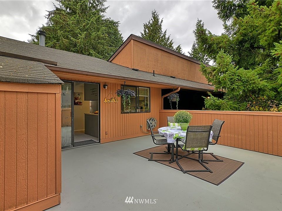 20'x20' Deck...newly refinished.  Morning Sun in your kitchen window
