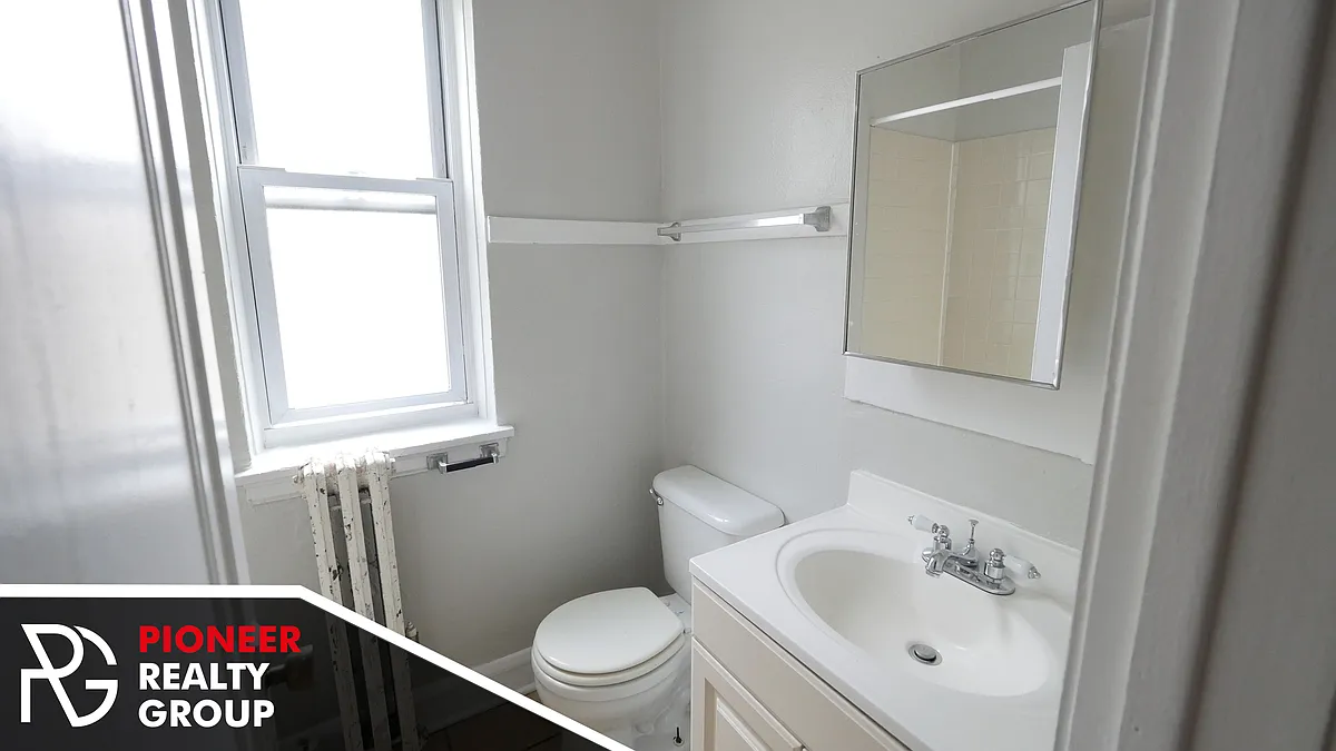 Building Photo - 2855 N Burling St #202