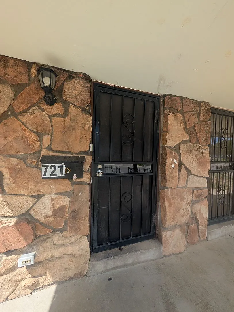 Comfortable 4 Bedroom Aurora Home — Photo 2