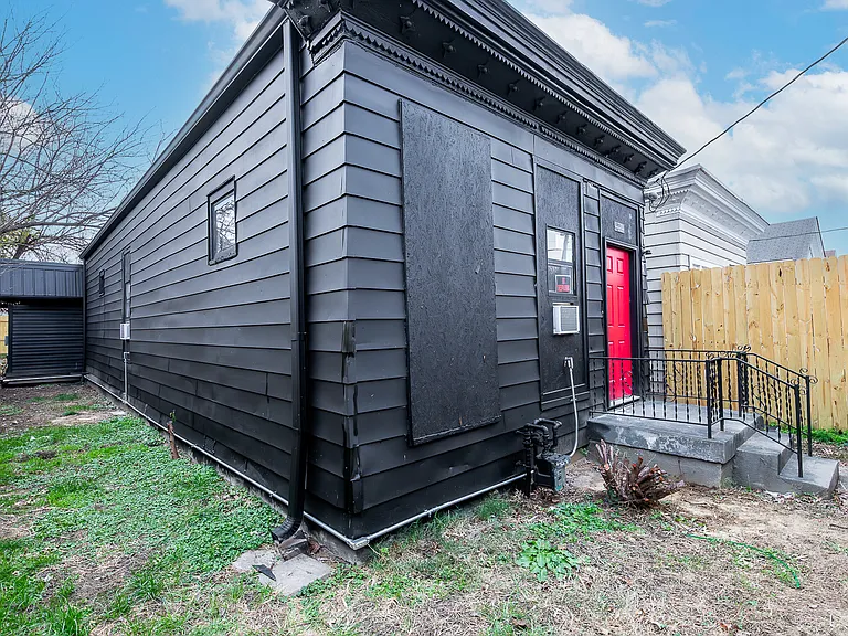 1721 W Oak St — Photo 4