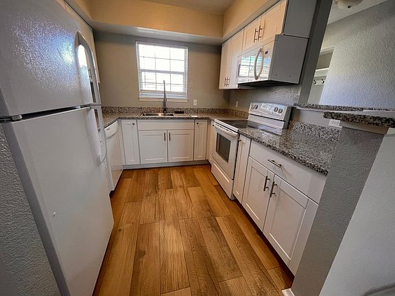 New kitchen cabinets, granite countertops with full appliances