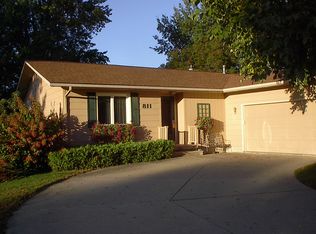 811 Maucker Rd, Cedar Falls, IA 50613