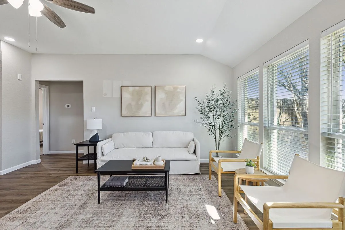 3 bed, 2.0 bath, 1261 sqft, $3,495 — Photo 2