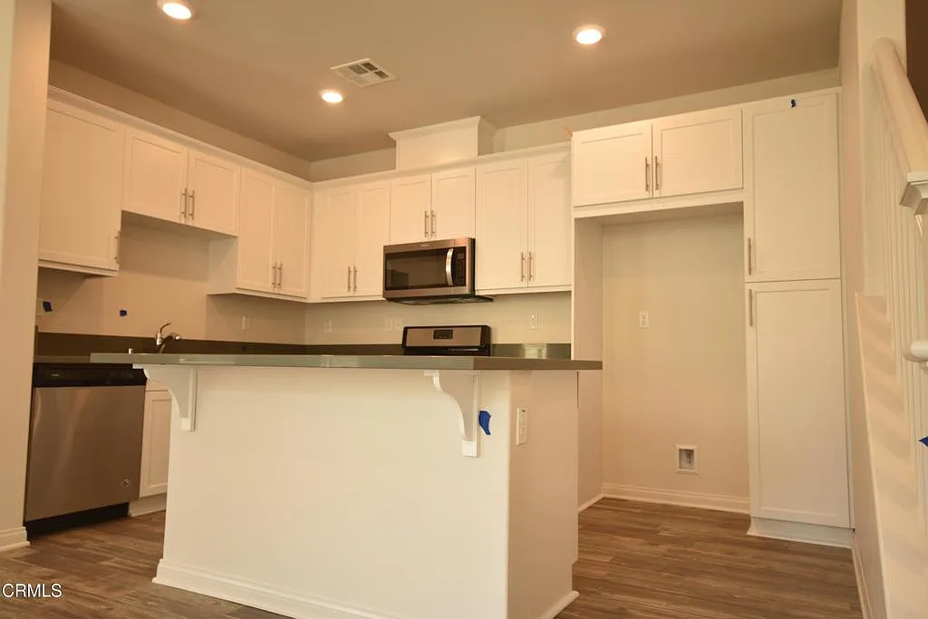 3 bed, 2.5 bath, 1619 sqft, $3,800 — Photo 3