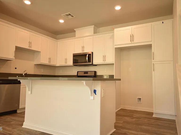 656 Martina St — Photo 3