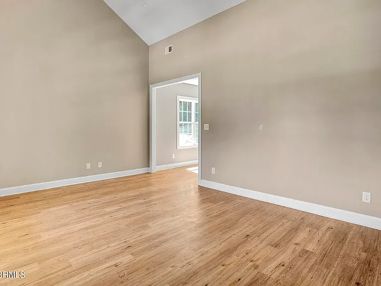 239 Ingle St — Photo 9