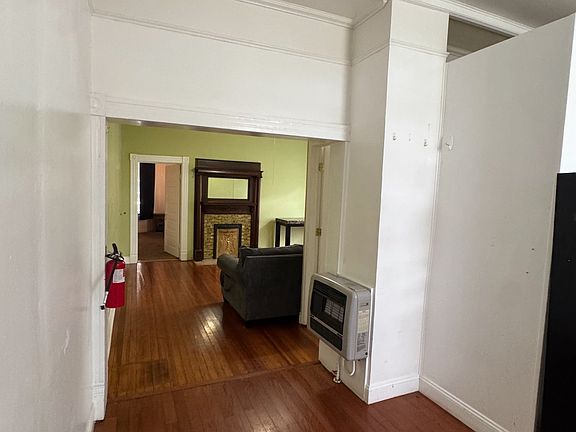 2nd image of 810 Stuart St #B