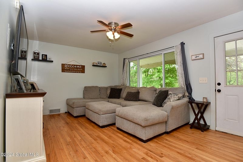 5th image of 36 Henderson Way
