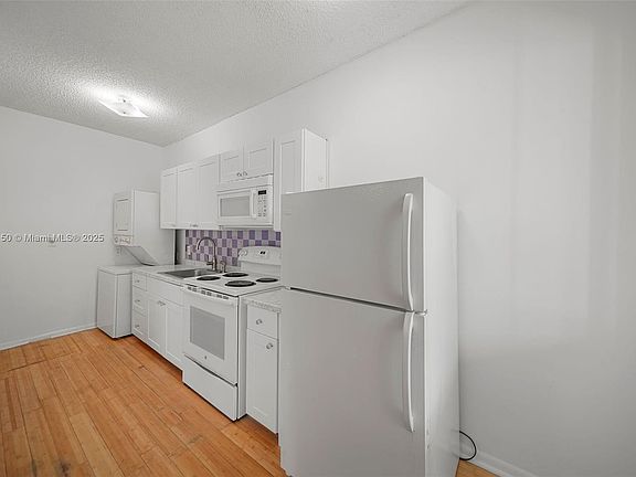 3rd image of 932 N Michigan Ave #207