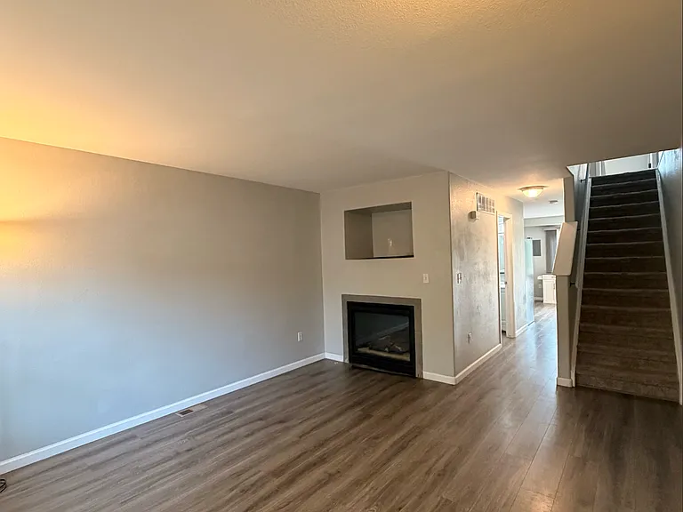 2031 Oakcrest Cir — Photo 2
