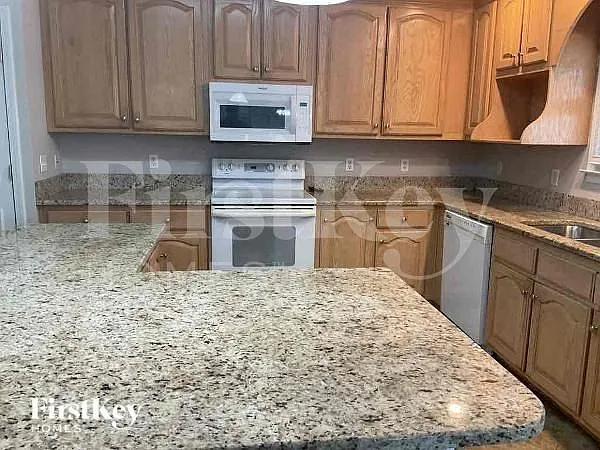 4 bed, 3.5 bath, 4786 sqft, $3,600 — Photo 4