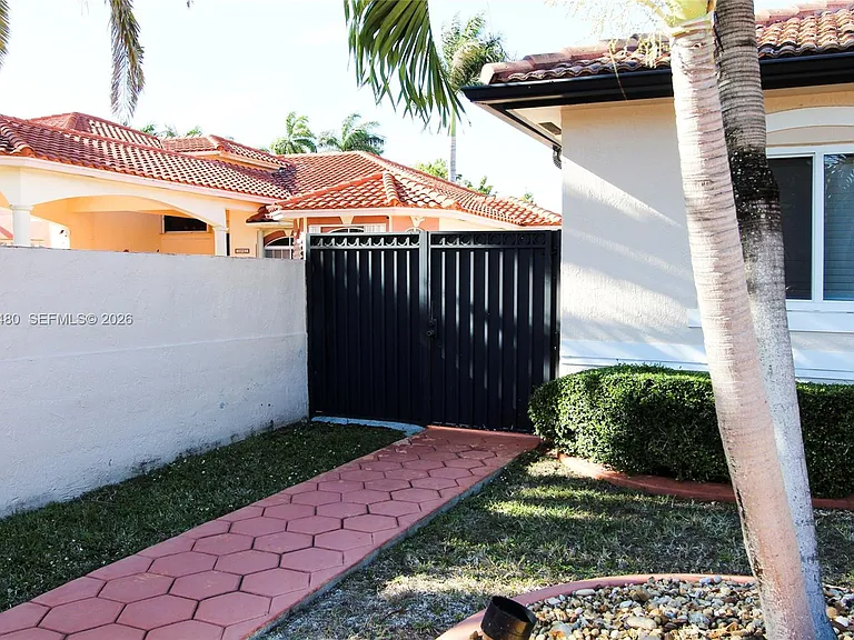 13797 SW 20th St — Photo 3