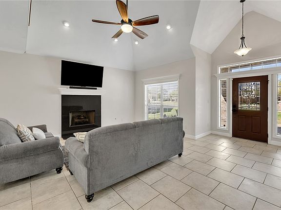 4th image of 1742 Creekside Cir
