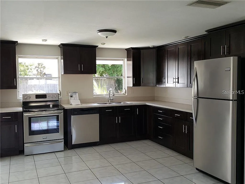 2 bed, 2.0 bath, 1139 sqft, $1,775 — Photo 2