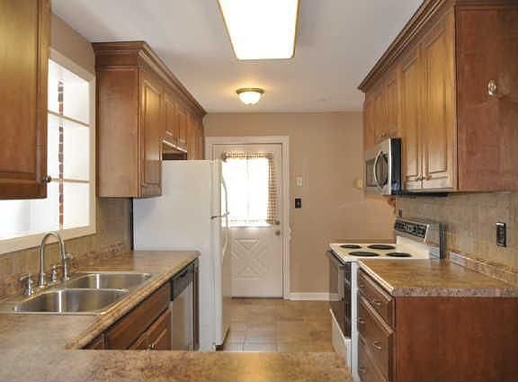 3rd image of 828 Lemont Dr