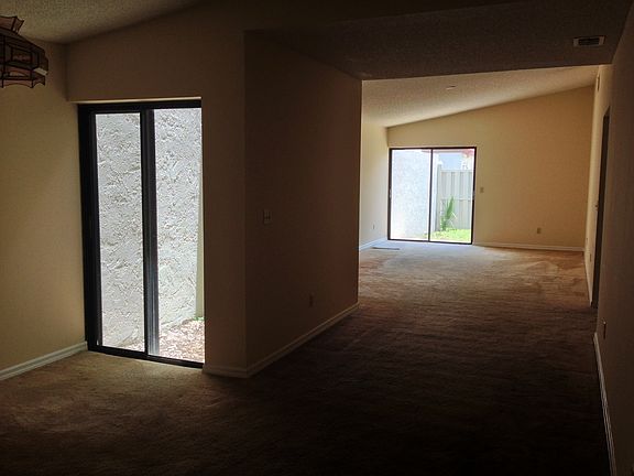 5th image of 210 Balfour Dr