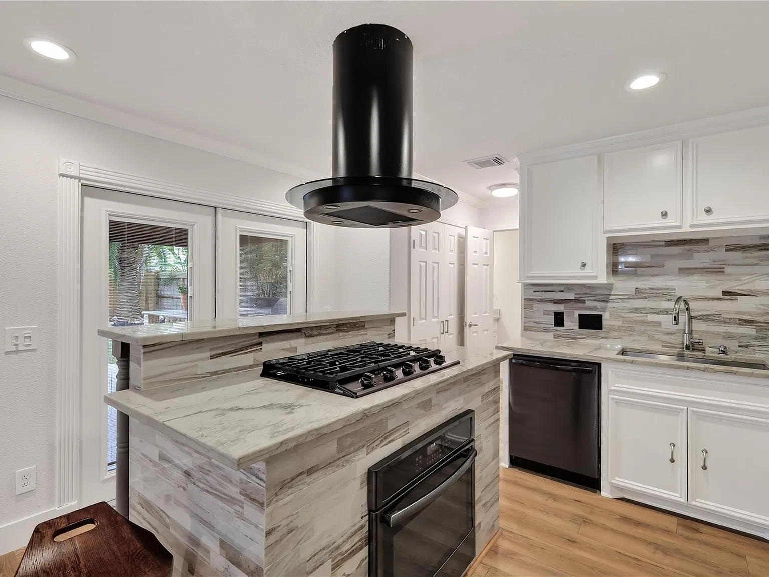 3 bed, 2.5 bath, 1796 sqft, $2,400 — Photo 4