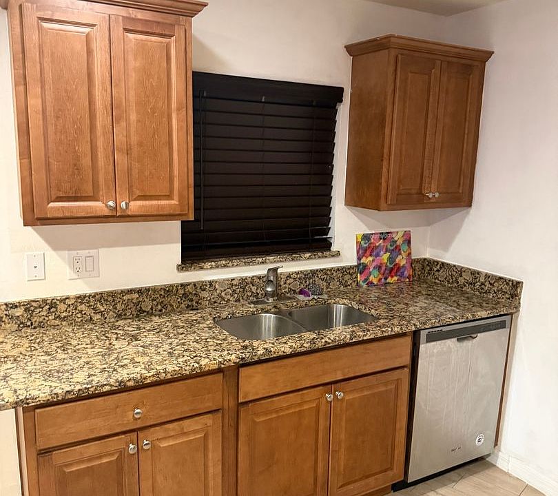 1st image of 502 W 9th St
