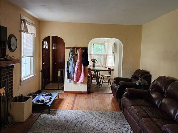 2nd image of 3028 Roland Ave