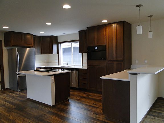 2nd image of 915 Wood Ave