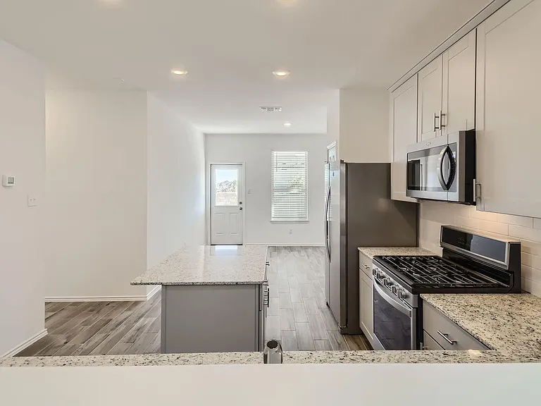 140 Bennington Dr — Photo 13