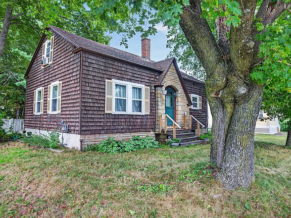 3rd image of 885 Minot Avenue