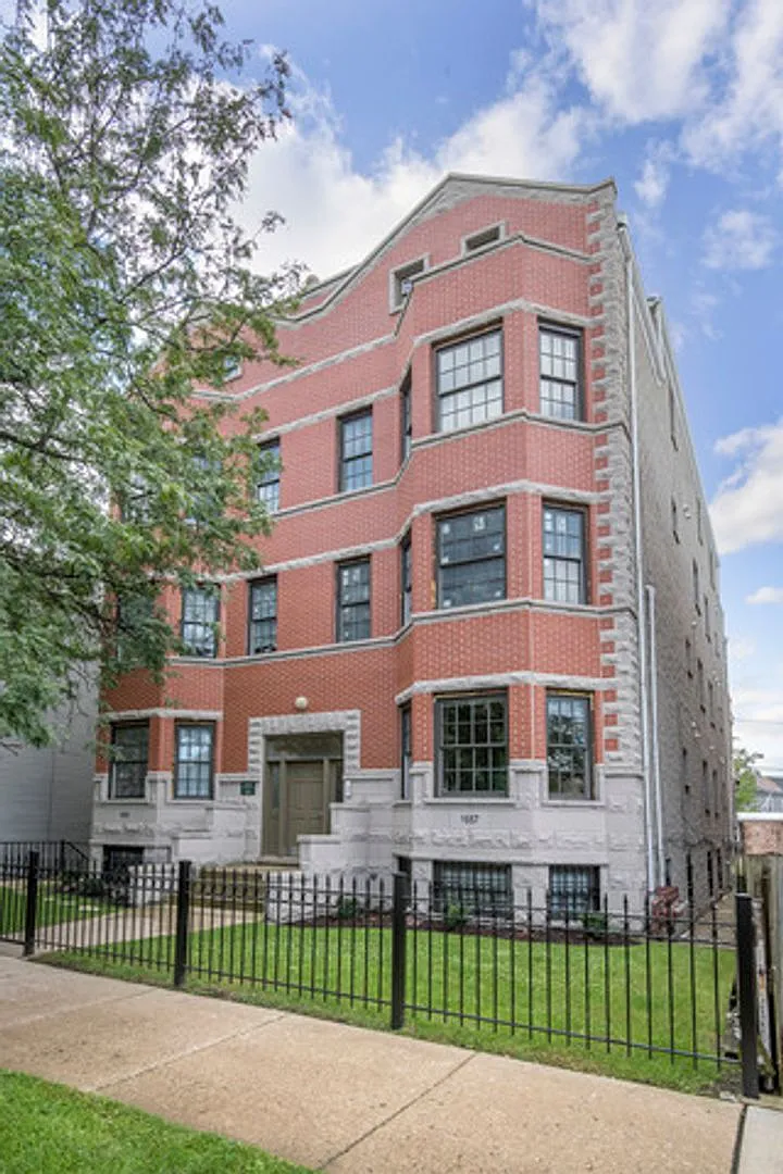 Large, Bright, and Spacious 5bd/3ba Duplex in Lincoln Park! — Photo 2