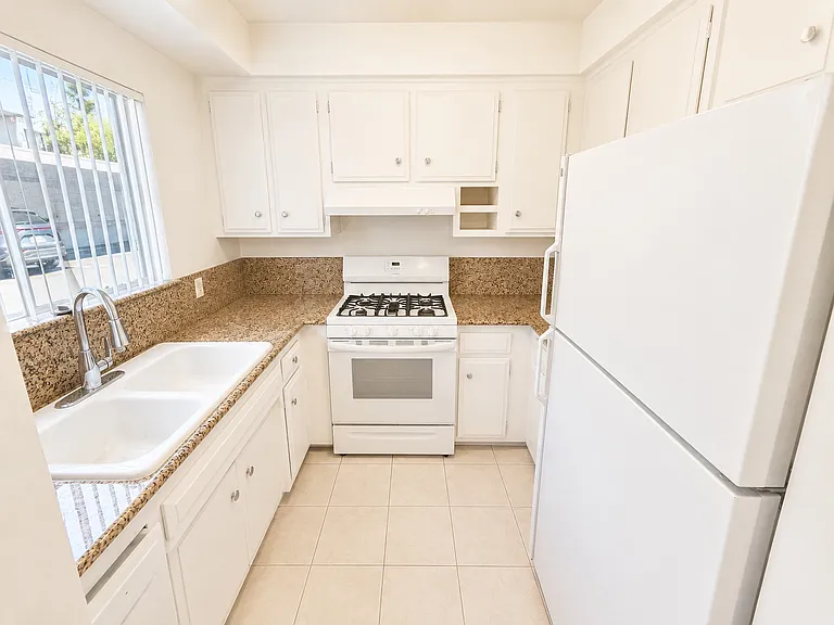 380 S Mentor Ave #14 — Photo 4
