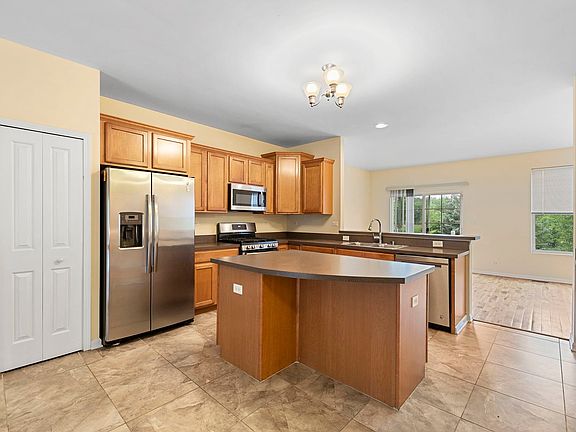3rd image of 460 Grosvenor Ln Unit 460
