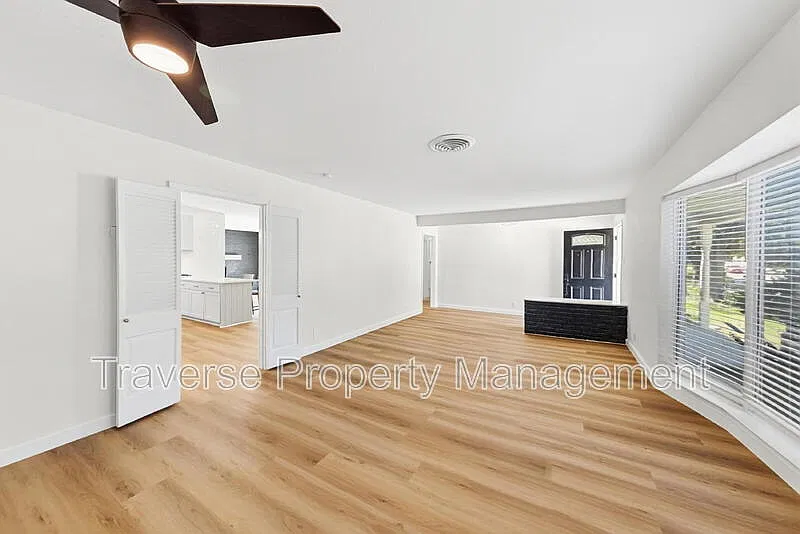 3 bed, 2.0 bath, 1994 sqft, $2,595 — Photo 4