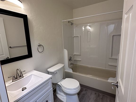 5th image of 2706 Turner St #4