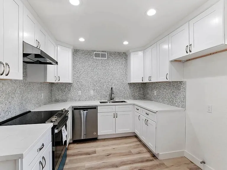 445 E Bradshaw Ln — Photo 7