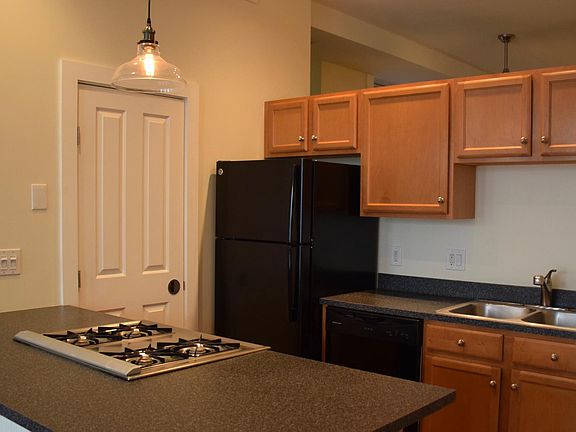 Kitchen w/ pantry, dishwasher and disposal