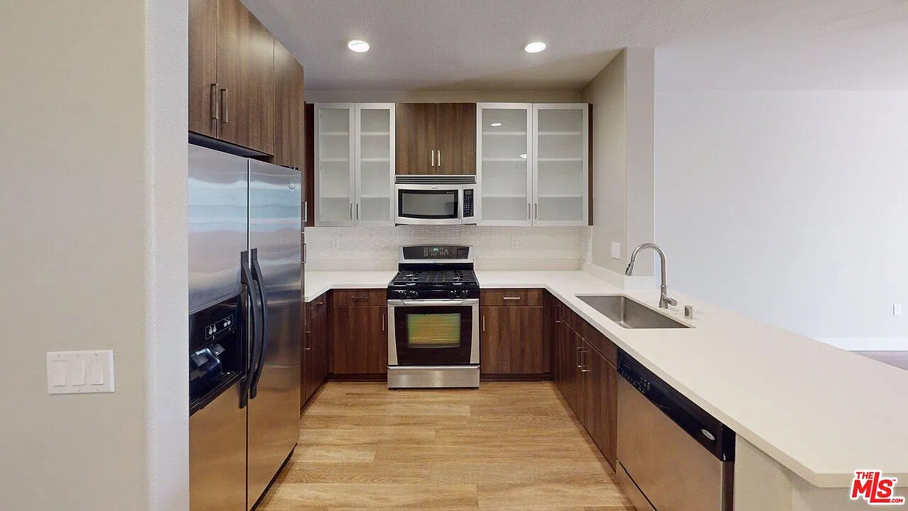 1 bed, 1.0 bath, 857 sqft, $4,395 — Photo 3